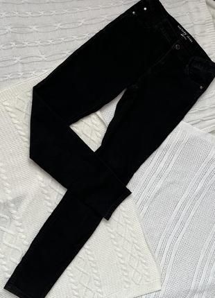 Черные джинсы