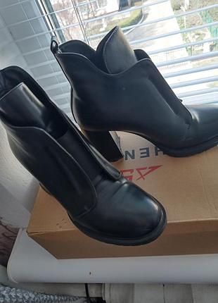 Ботинки на каблуку