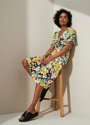 Красивое яркое платье миди