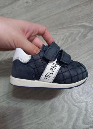 Кросівки для найменших