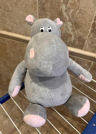 Мʼяка іграшка бегемот