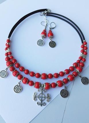 Коралловое ожерелье и серьги с крестиком