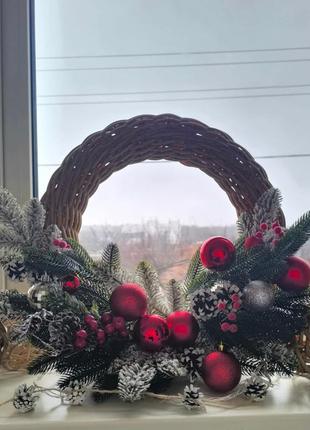 Венок изо ротанга украшен