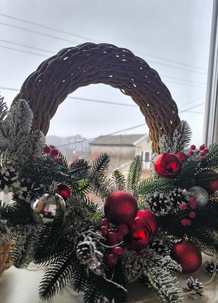 Венок изо ротанга украшен