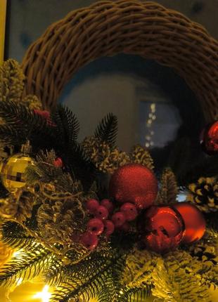 Венок изо ротанга украшен