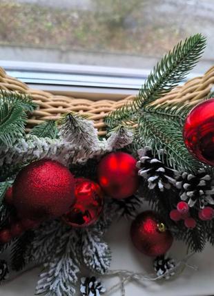 Венок изо ротанга украшен