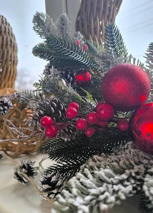 Венок изо ротанга украшен