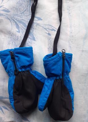 Перчатки немецкого бренда iglu с утеплителем thlnsulate и мембраной waterproof. 
теплые, водонепроницаемые, дышащие в идеальном состоянии. на 1 год ребенку.