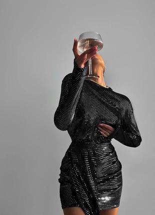 Жіноча неймовірно гарна оксамитова облягаюча чорна міні сукня з паєтками і відкритою спинкою
