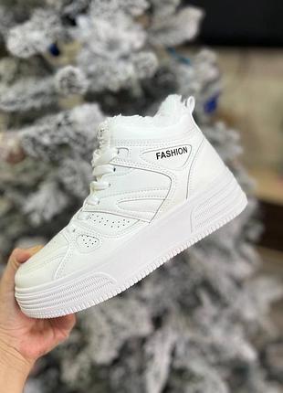 Женские базовые белые зимние кроссовки хайтопы на утолщенной подошве
