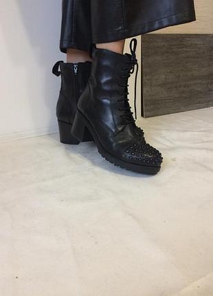 Кожаные черные ботинки с шипами