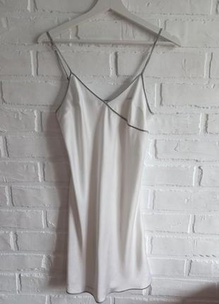 Лаконичная шелковая ночная рубашка