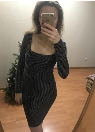 Платье с квадратным вырезом