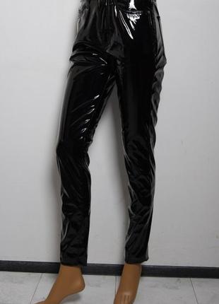 Стильні чорні штани з латексу бренду topshop