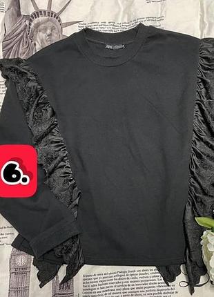 Тепленький черный интересный свитшот на флисе.