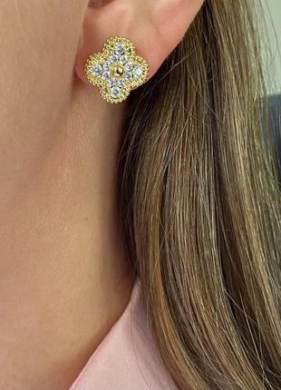 Серьги с белыми камнями