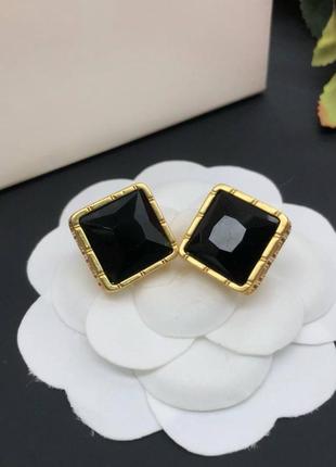 Серьги с черным камнем квадратной формы