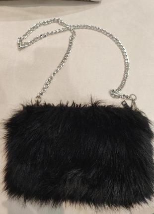 Чорна хутряна сумочка
