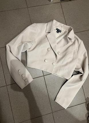 S m prettylittlething пиджак жакет бежевый укороченный піджак бєжевий вкорочений кроп