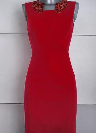 Сукня karen millen червоного кольору зі стразами.