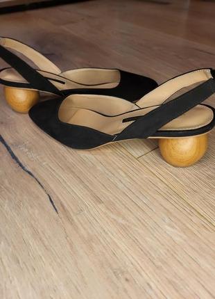 Босоніжки брендові