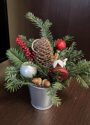 Новогодняя композиция из живой елки. рождественский декор2 фото