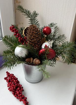 Новогодняя композиция из живой елки. рождественский декор