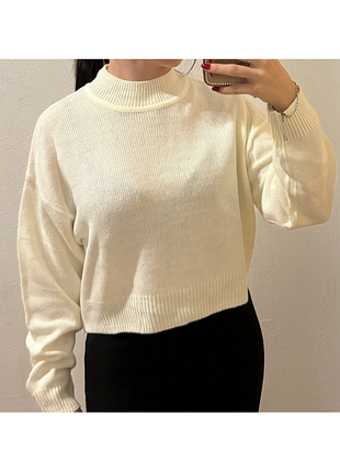 Укороченный свитер молочного цвета оверсайз.