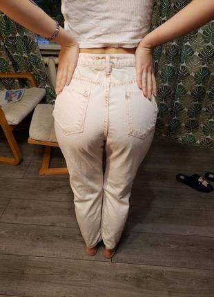 Розовые джинсы bershka с дырками на коленях