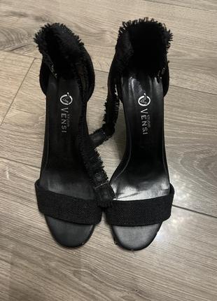 Черные босоножки