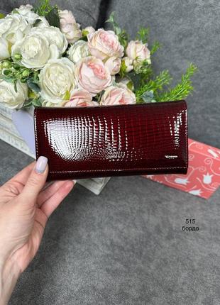 Стильный женский кошелек из натуральной кожи бордо.