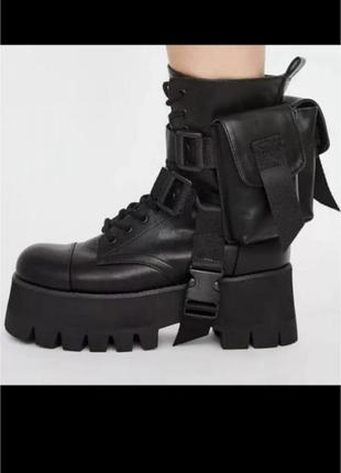 Шикарные модные черные ботинки с отстегивающимися карманами.