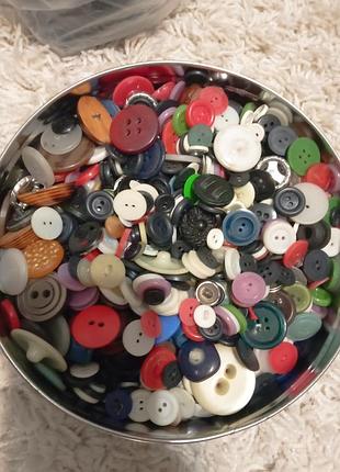 Замки.пуговицы .резинки . нитки для рукоделия