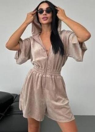 Женский велюровый комбенизон с капюшоном на молнии в бежевом цвете.