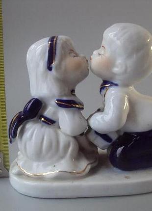 Фигура фарфор германия em exclusive collection поцелуй детки целующиеся дети №10349