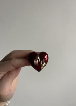 Металлическая брошь сердце руки