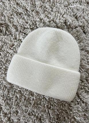 Шапка ан гора белая классическая