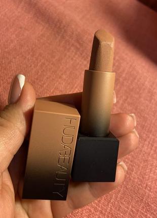 Матова помада huda beauty