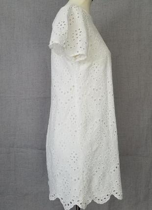 Белое свободное платье-трапеция zara с прорезями и зубчатым краем5 фото