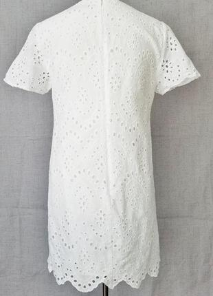 Белое свободное платье-трапеция zara с прорезями и зубчатым краем6 фото