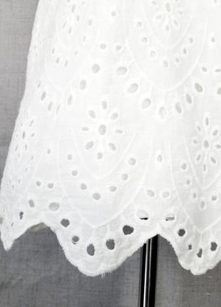 Белое свободное платье-трапеция zara с прорезями и зубчатым краем7 фото