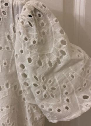 Белое свободное платье-трапеция zara с прорезями и зубчатым краем8 фото