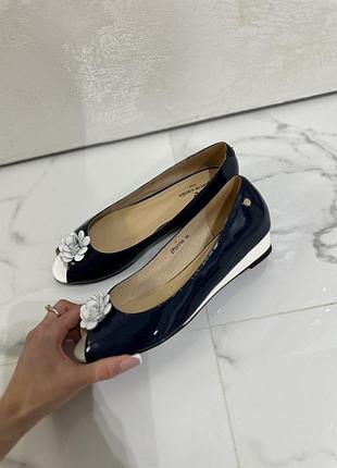 Лакові босоніжки