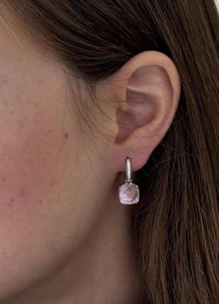 Брендові сережки з ніжно-рожевим камінцем