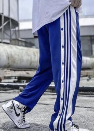 Спортивные штаны на заклепках в стиле adidas