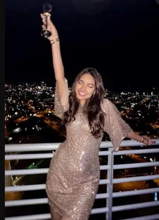 Красива золота сукня в паєтку