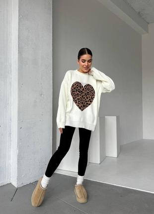 Свитер в стиле oversize с сердечком