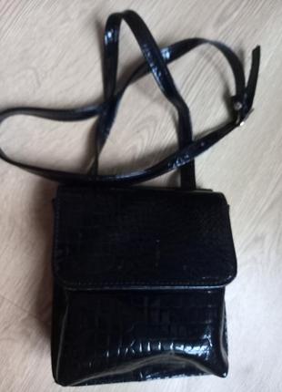 Маленькая сумочка с длинной ручкой.