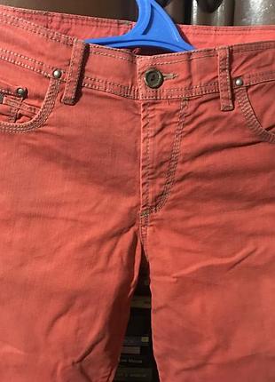 Джинсы с эффектом потертости