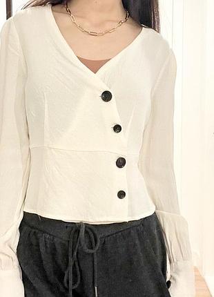 Блуза на гудзиках bershka кольору слонової кістки xs